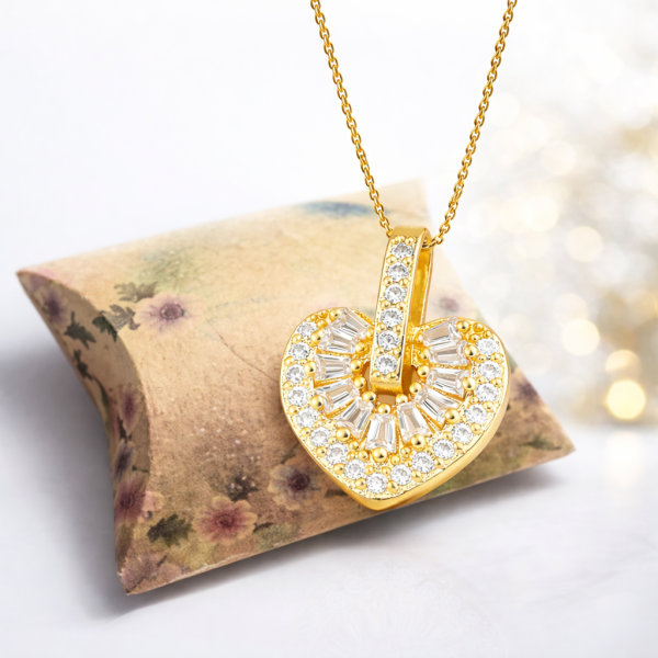 Collier chaîne dorée plaqué or   avec pendentif berlingot scintillant